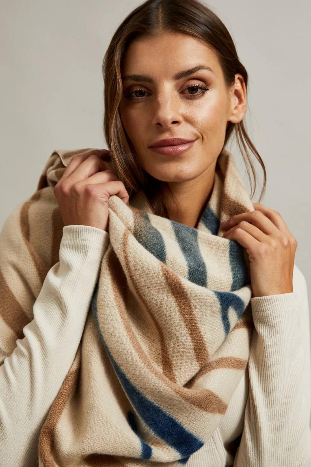 A beige scarf