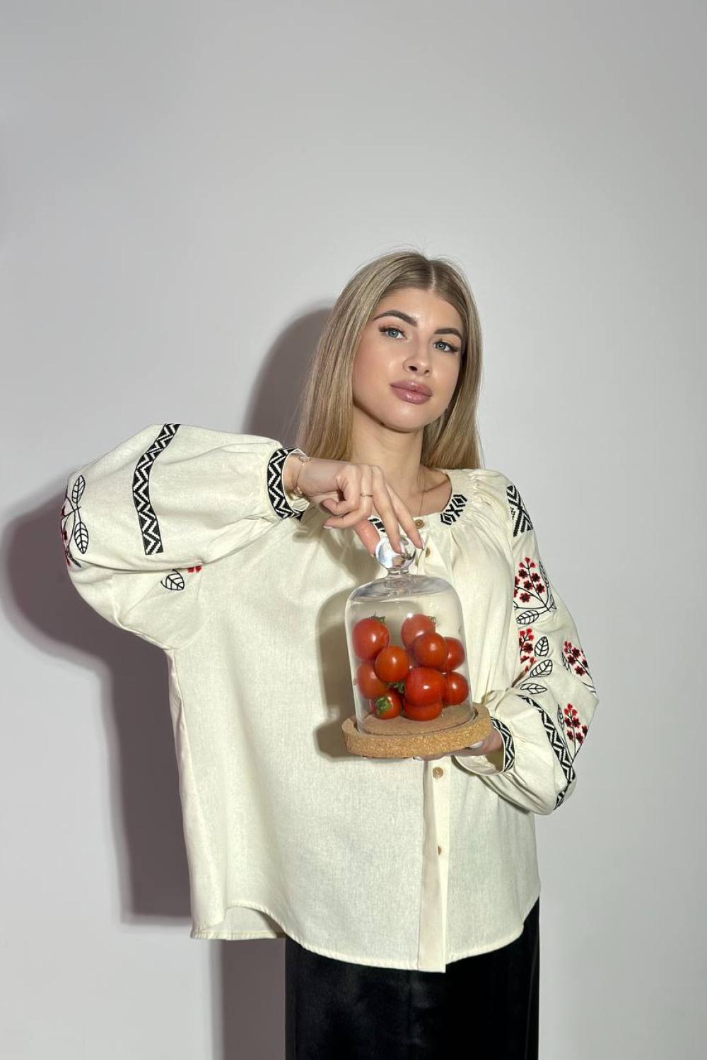 Бежева вишиванка чорно-червоною вишивкою
