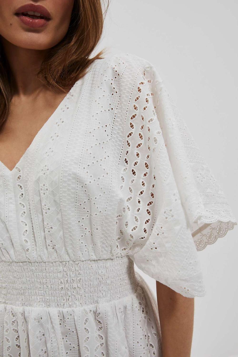 The dress is white from Moodo thread L-SU-4053
