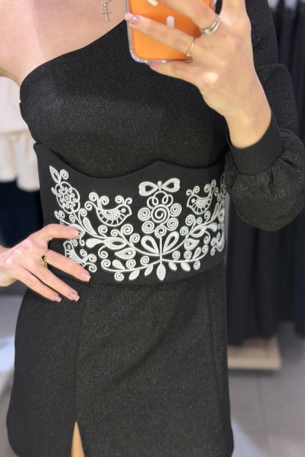 Black corset with white embroidery korset_black_white