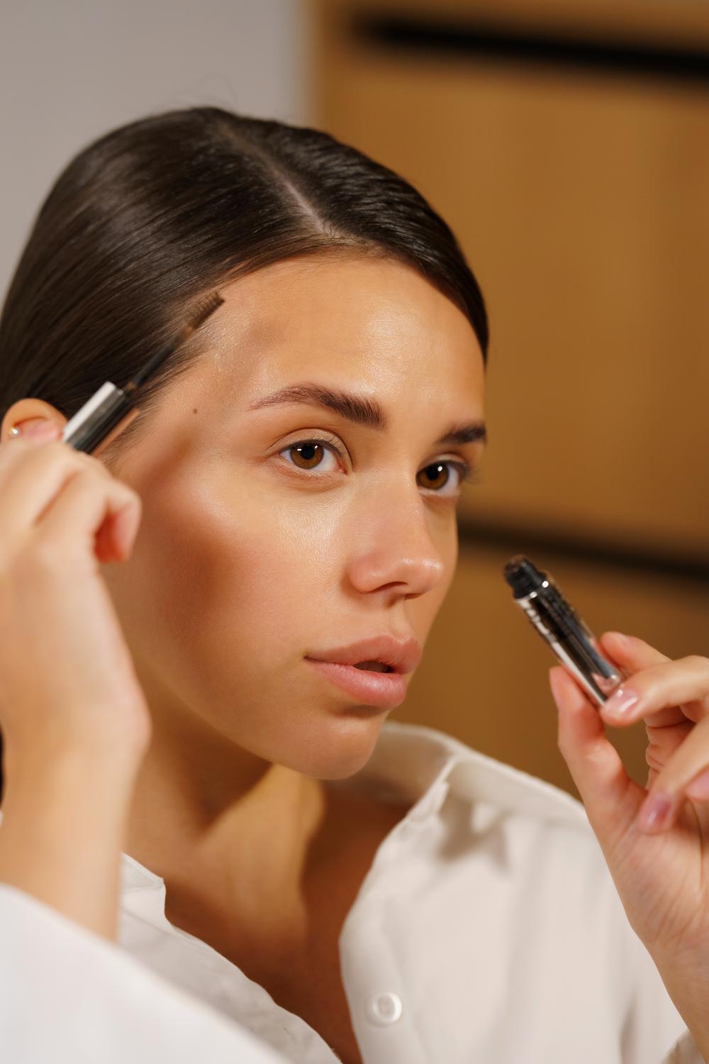 Гель для брів натурального коричневого кольору / SMART BROW PEPTIDE TINT
