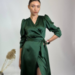 Сукня зелена сатинова на запах 833