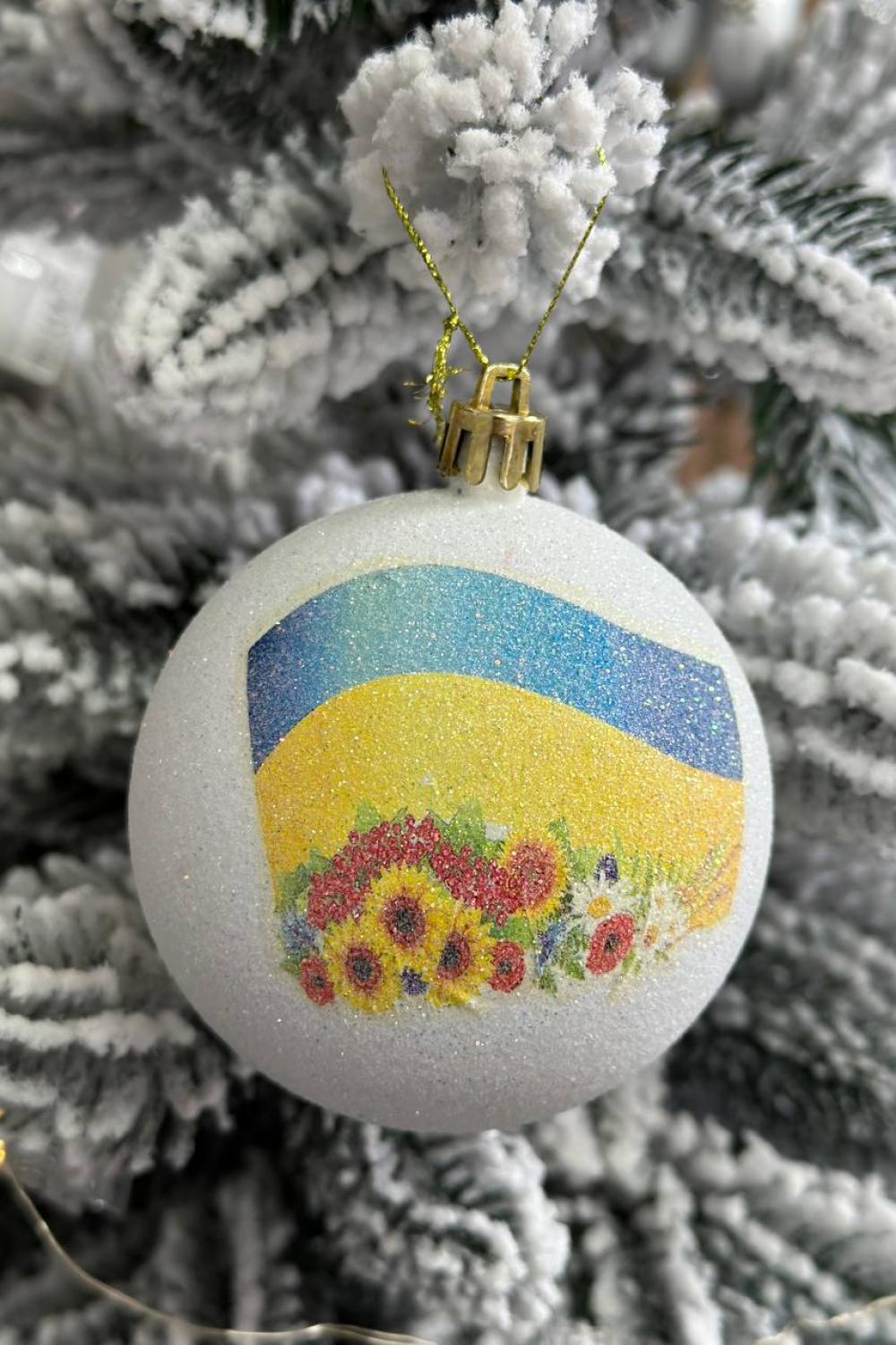 A patriotic New Year's ball with a flag. 31 см