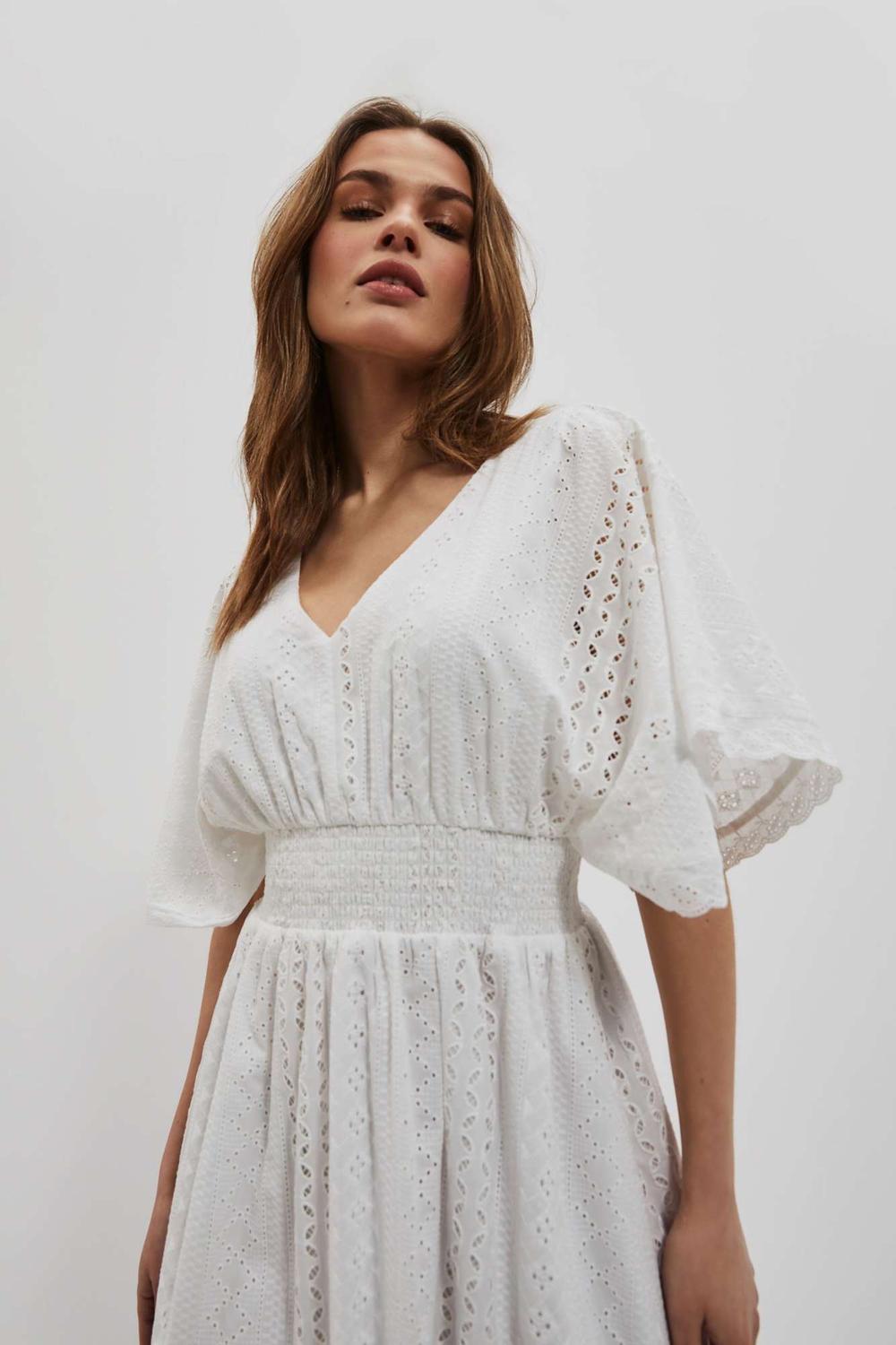 The dress is white from Moodo thread L-SU-4053