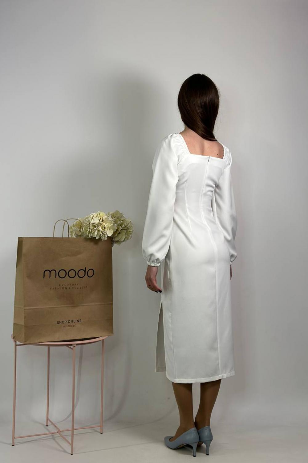 White dress 1389.2 with odor emission