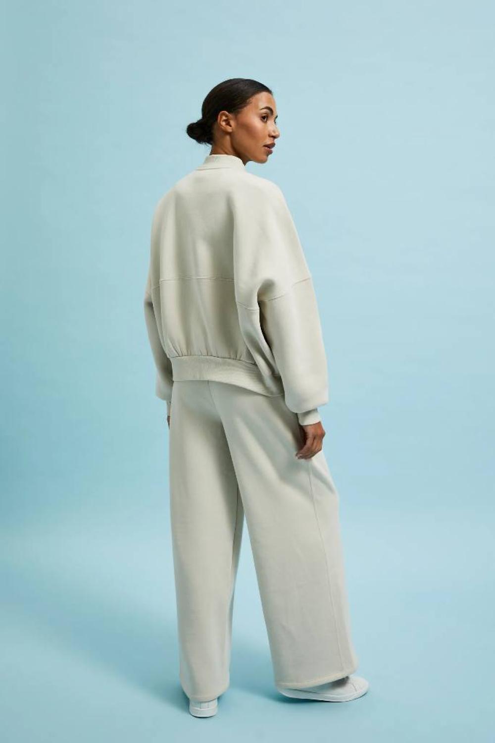 Cream-colored sweater with a zipper