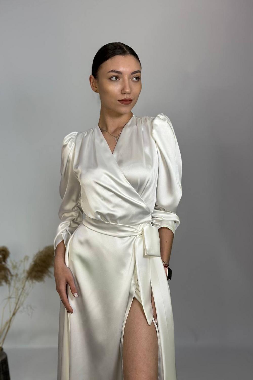 The dress is white satin with a smell of 833