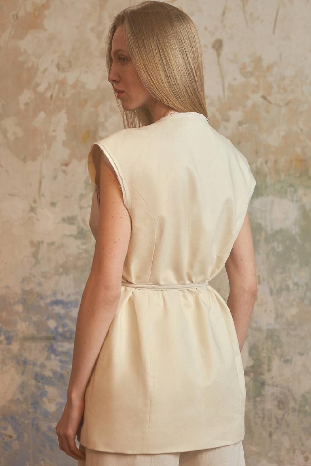 Vanilla elongated vest