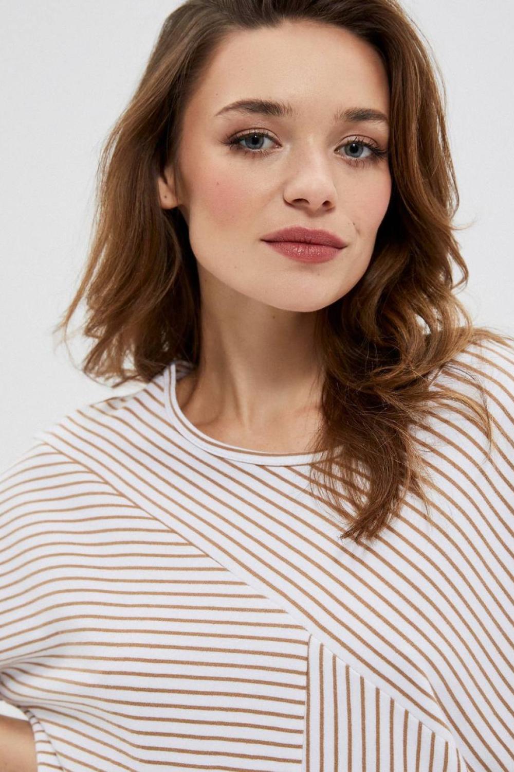 This elegant white sweatshirt by Moodo
