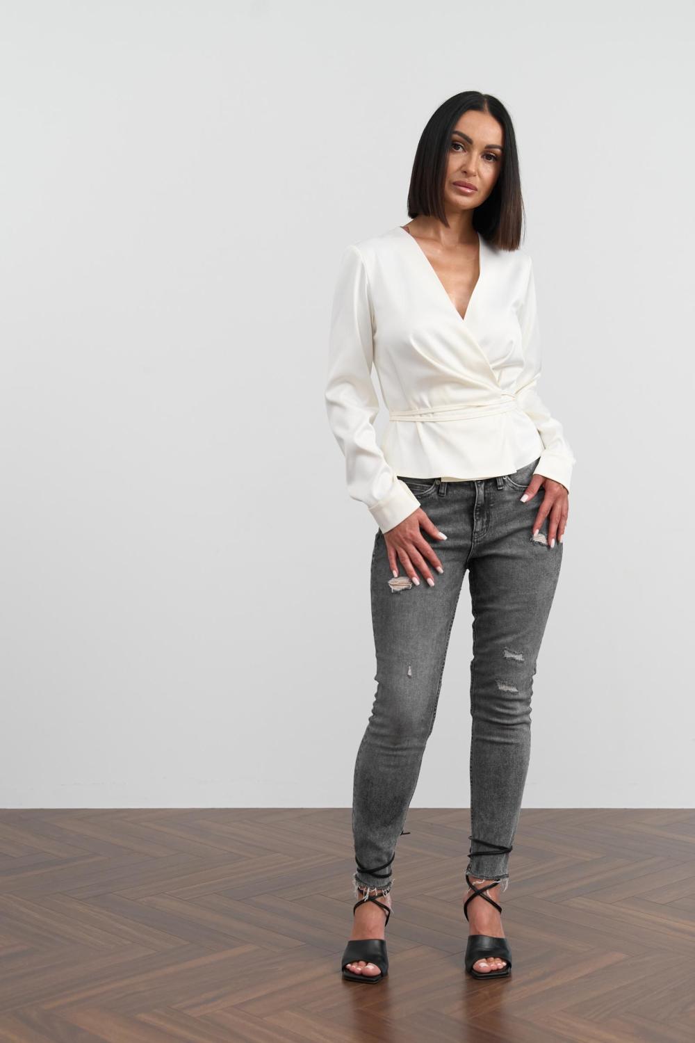 Fitted blouse made of silk fabric