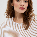 This elegant white sweatshirt by Moodo