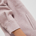 Shirt jacket with a button fastening.