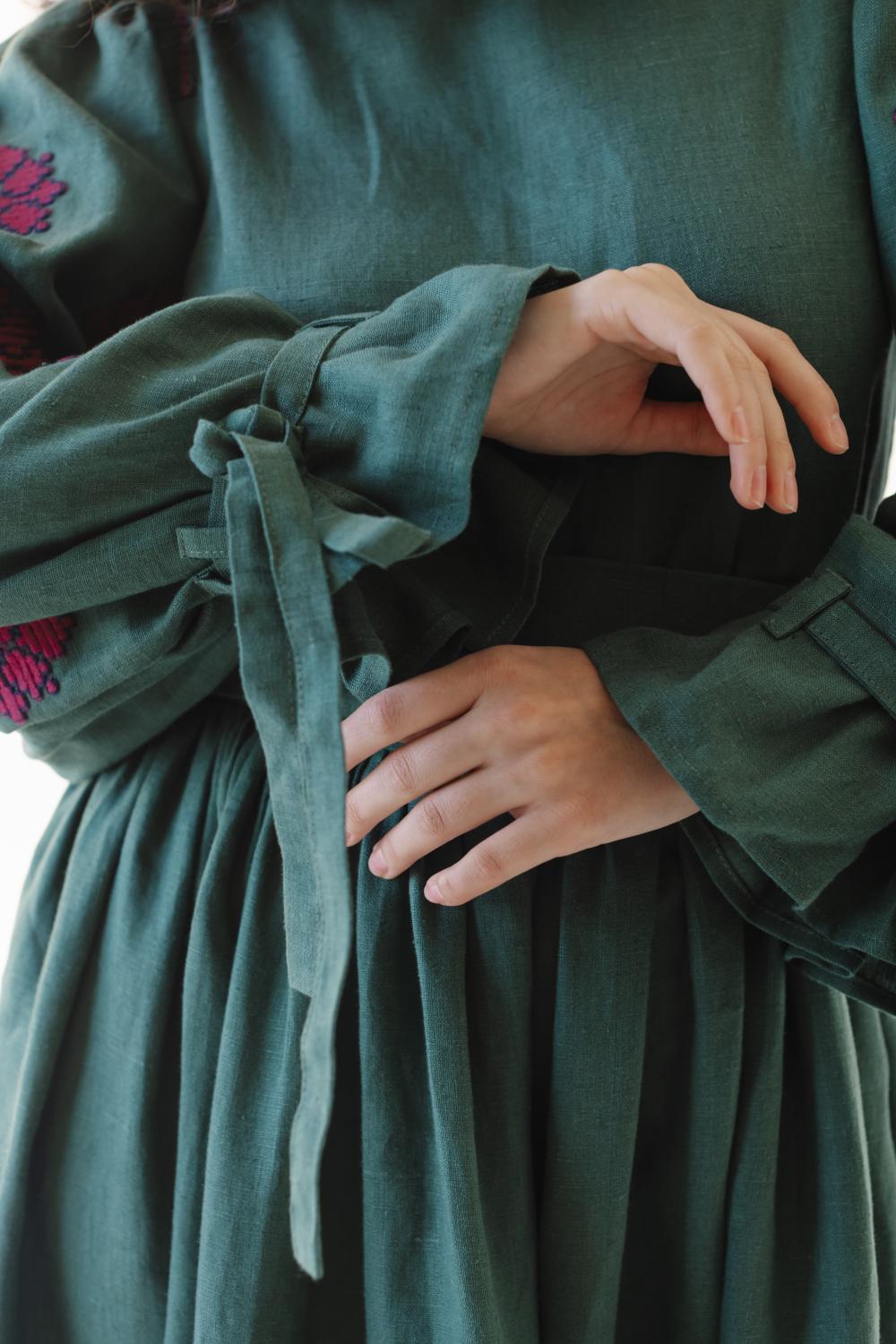 Green embroidered dress made of linen Memories EMBROIDERED GEM