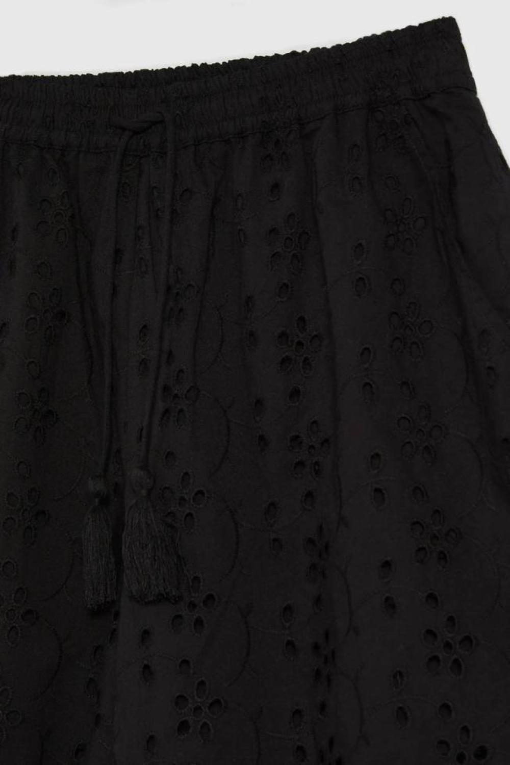 Shorts in black with pashmina