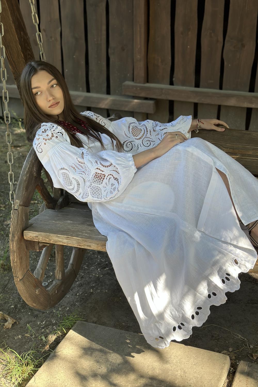 Сукня вишиванка жіноча дизайнерська лляна Рішельє біла EMBROIDERED GEM