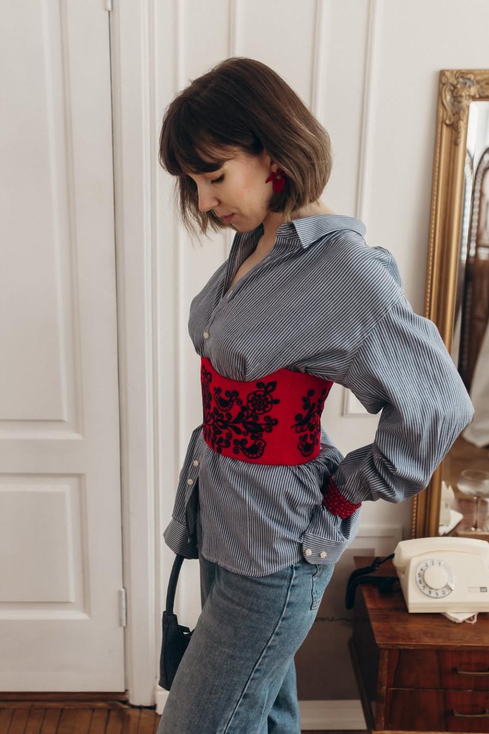 Red corset with black embroidery korset_red_black