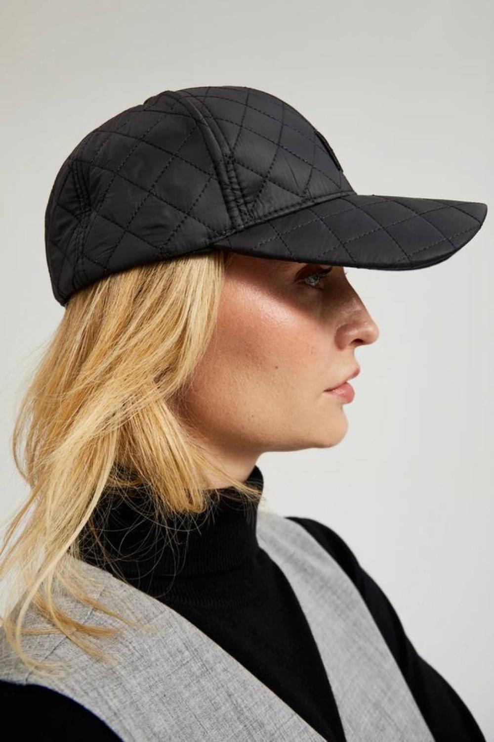 Чорна тепла кепка