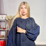 Вишиванка жіноча чорна з синім візерунком дизайнерська