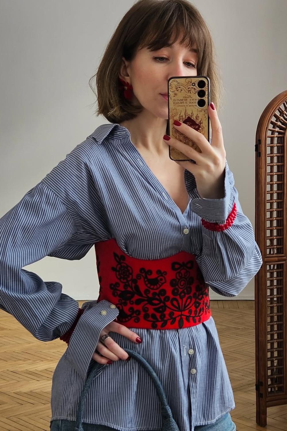 Red corset with black embroidery korset_red_black