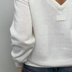 This elegant white sweatshirt by Moodo