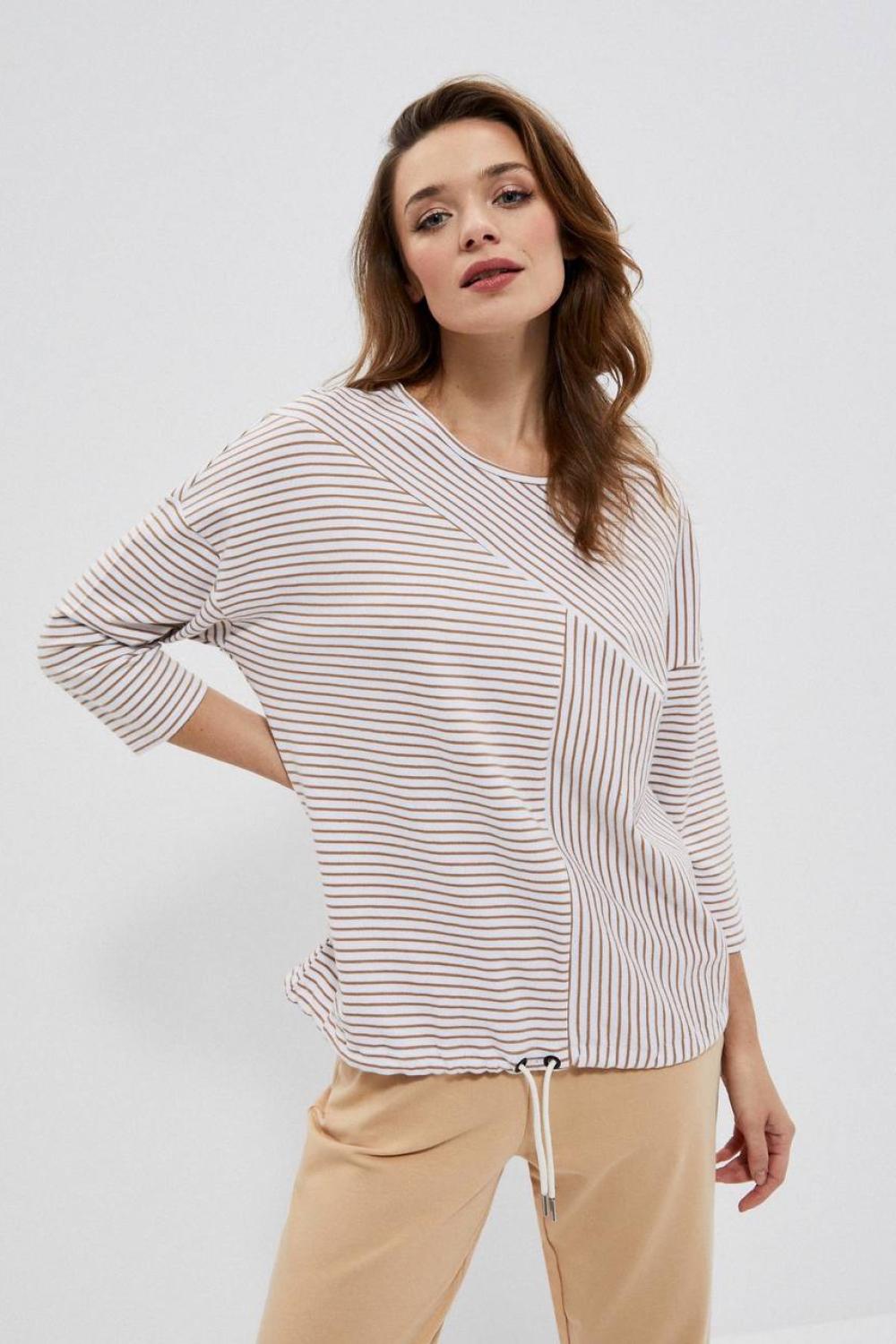 This elegant white sweatshirt by Moodo