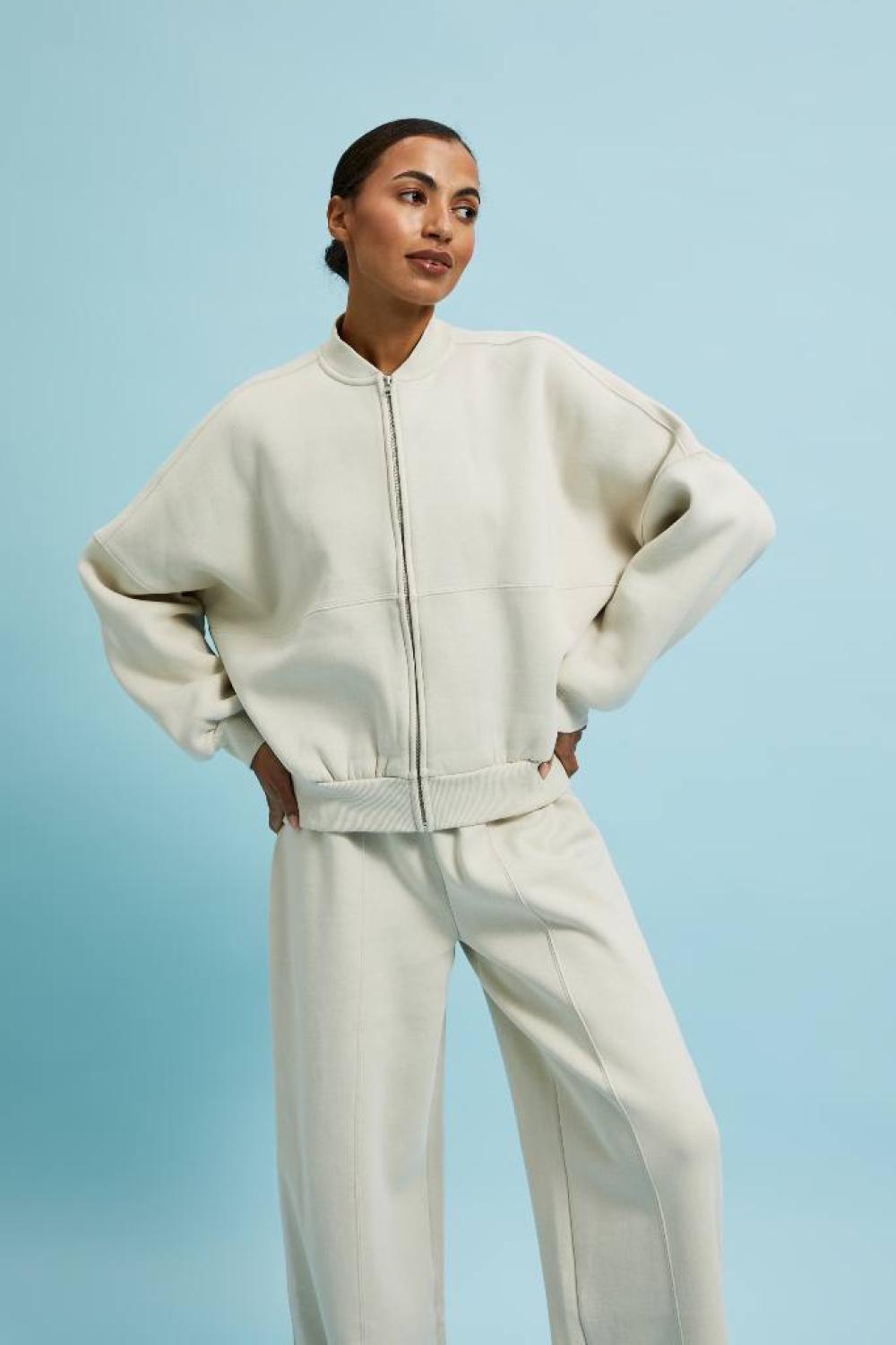 Cream-colored sweater with a zipper
