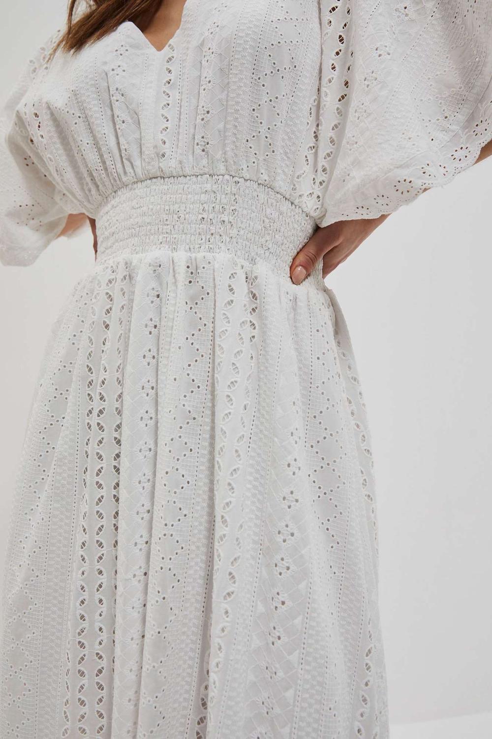 The dress is white from Moodo thread L-SU-4053