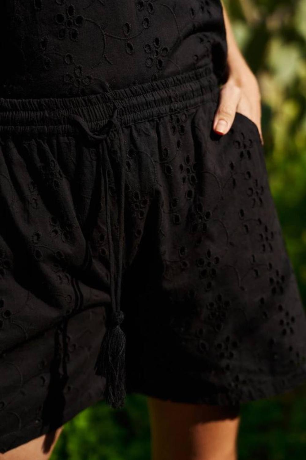 Shorts in black with pashmina