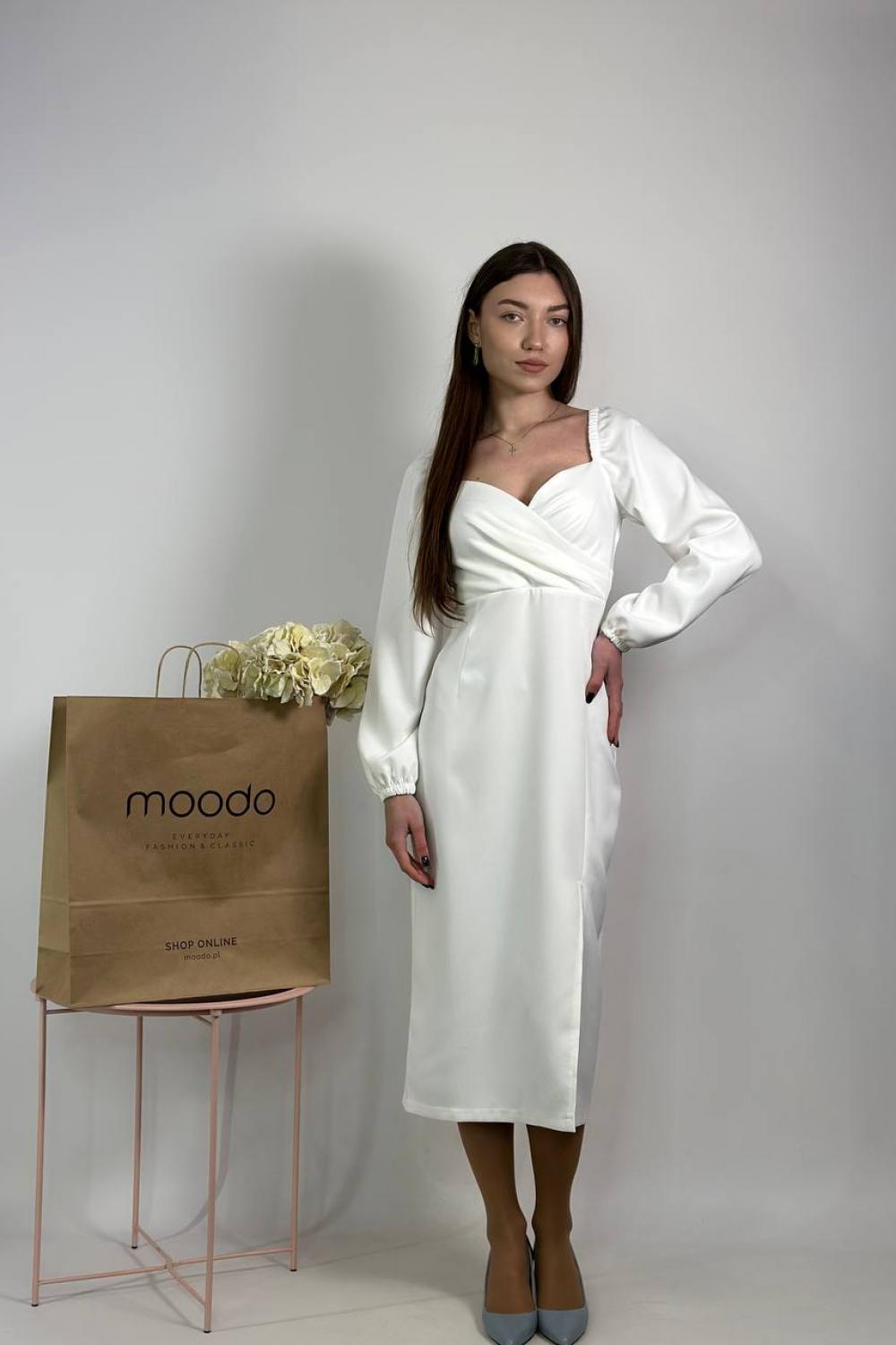White dress 1389.2 with odor emission