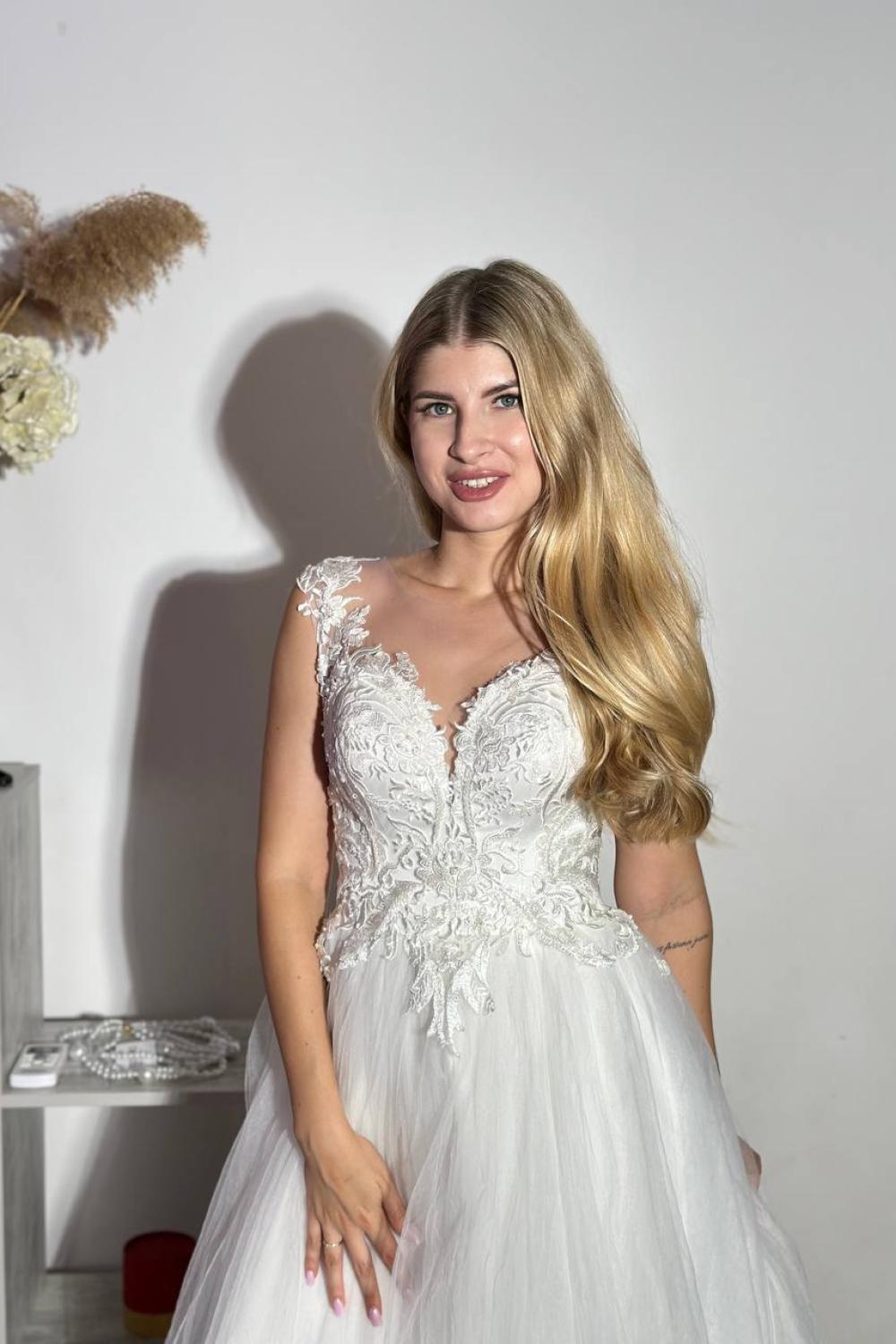 Весільна сукня пишна