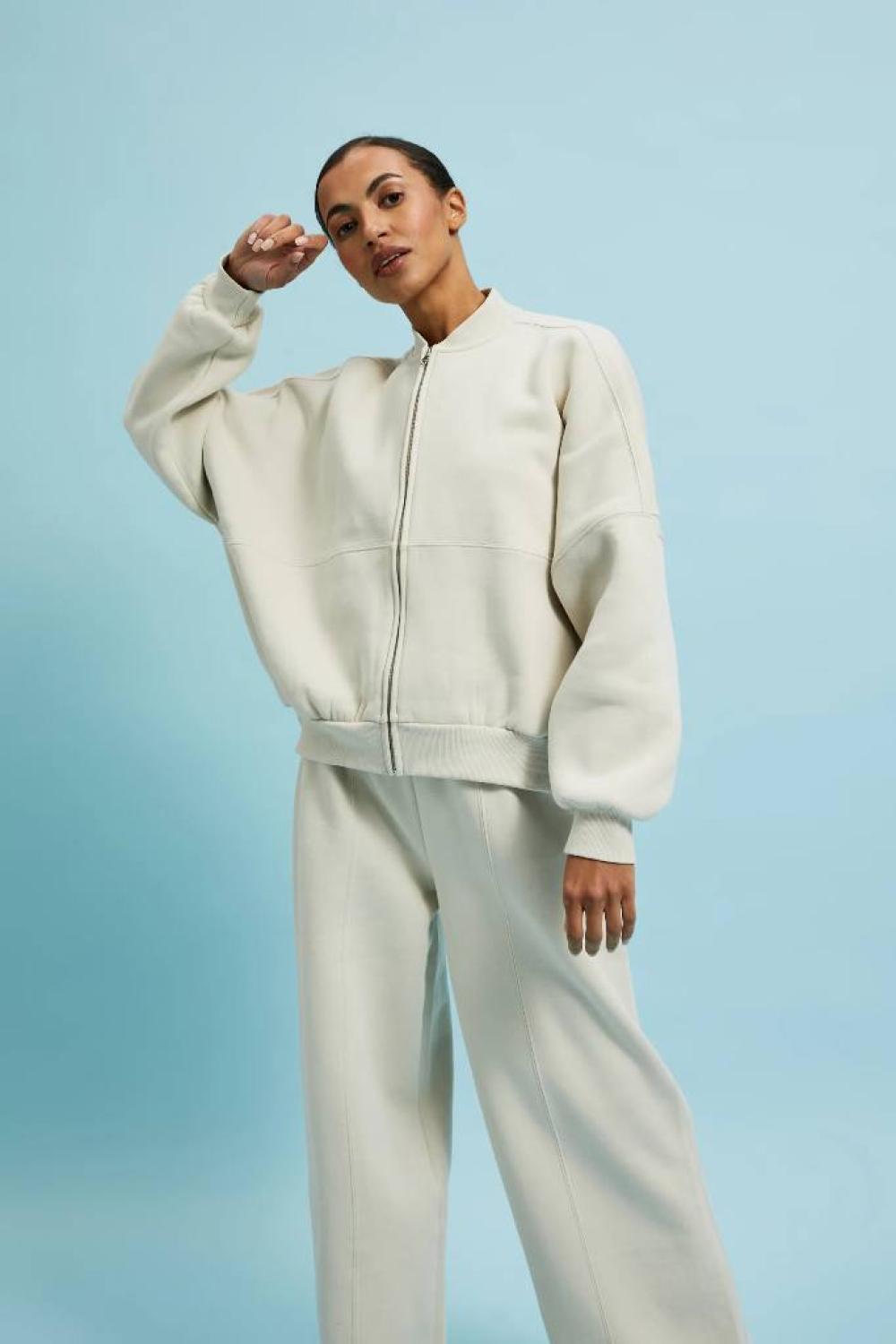 Cream-colored sweater with a zipper