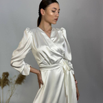 The dress is white satin with a smell of 833