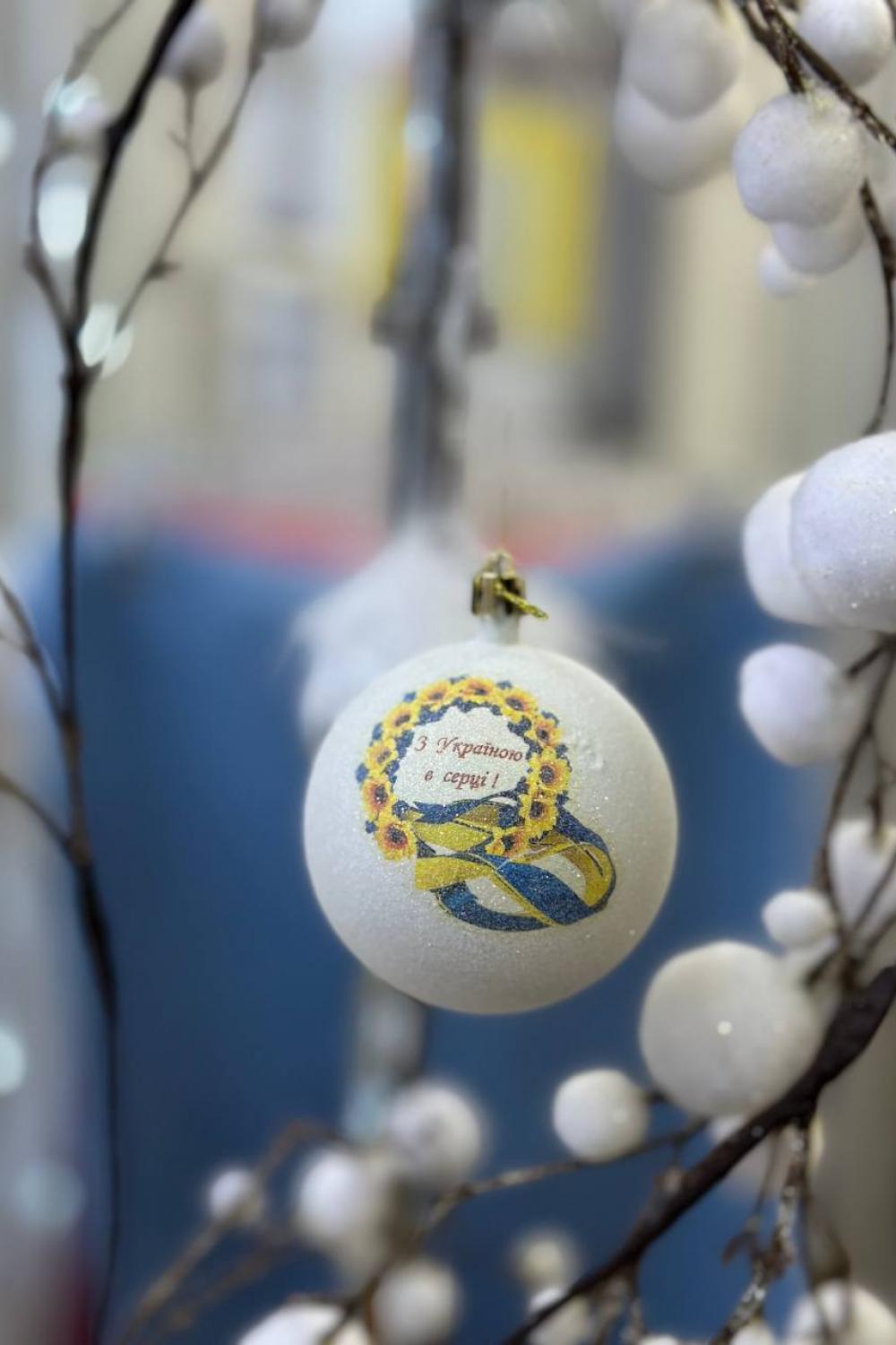 A patriotic New Year's ball with a flag. 25 см