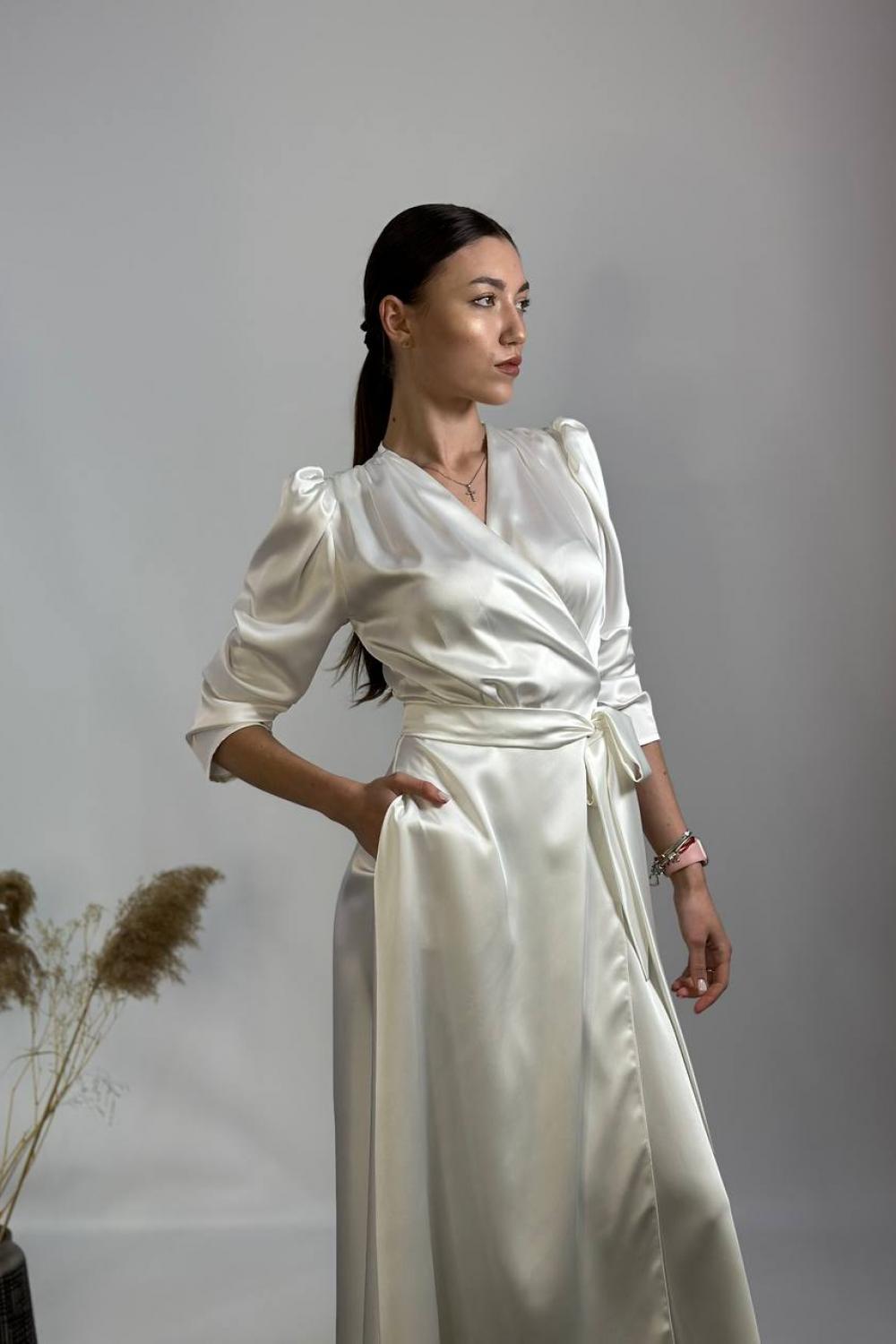 The dress is white satin with a smell of 833