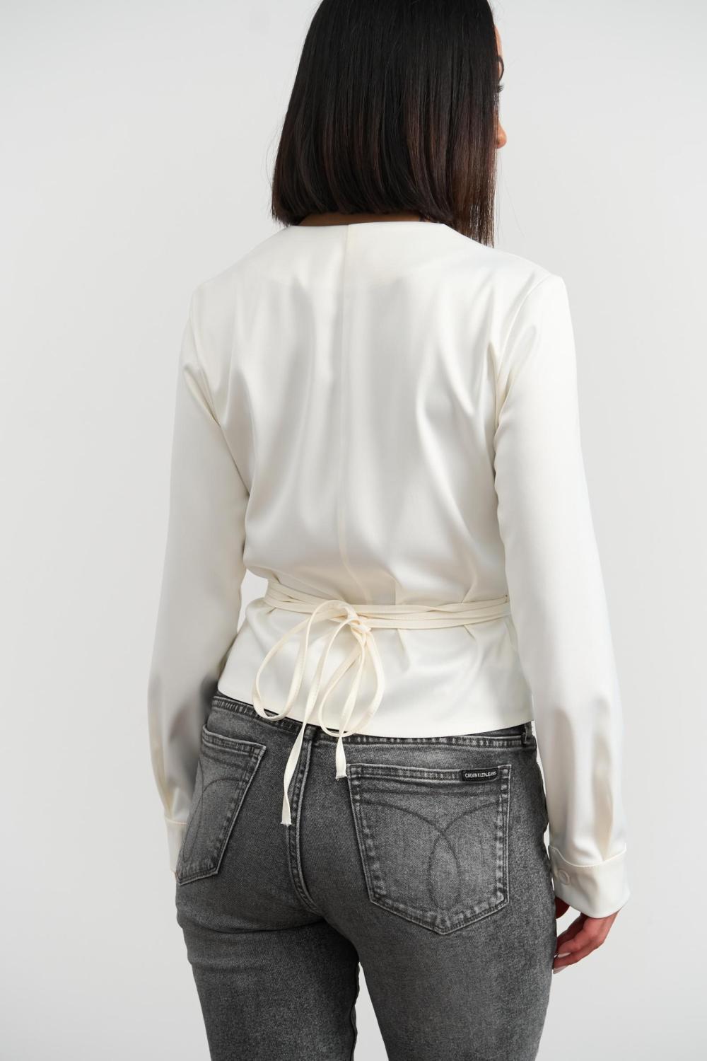 Fitted blouse made of silk fabric