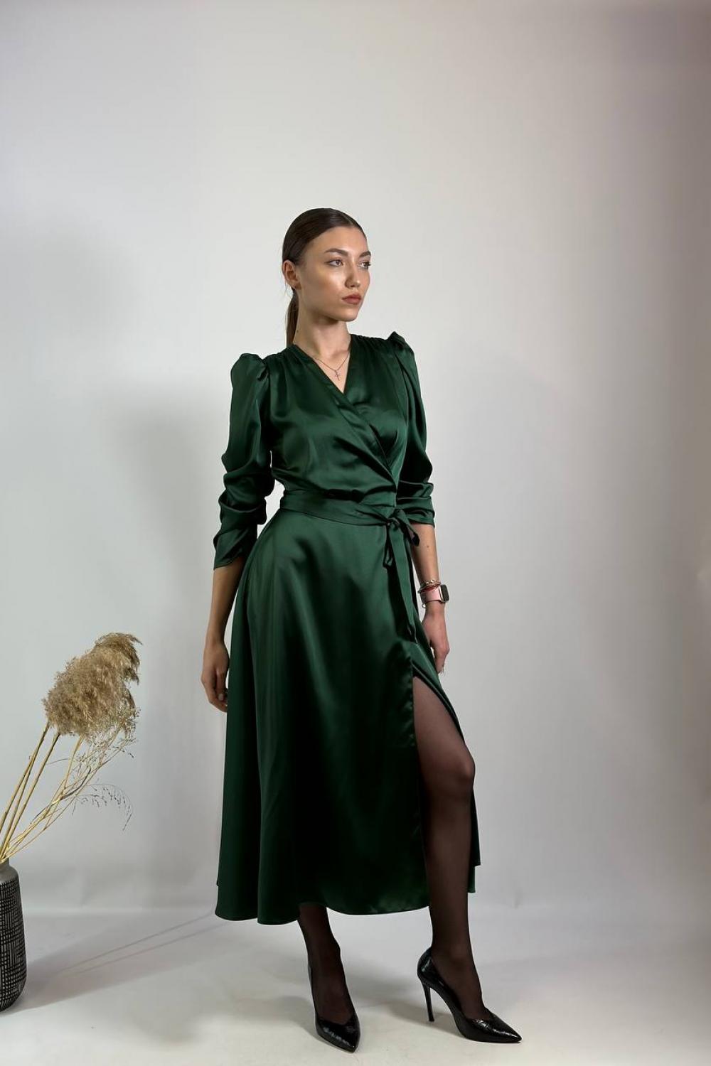 Сукня зелена сатинова на запах 833