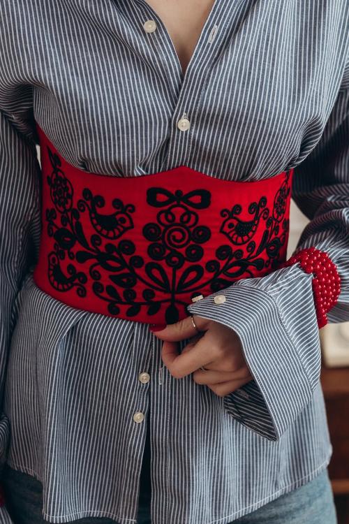 Red corset with black embroidery korset_red_black