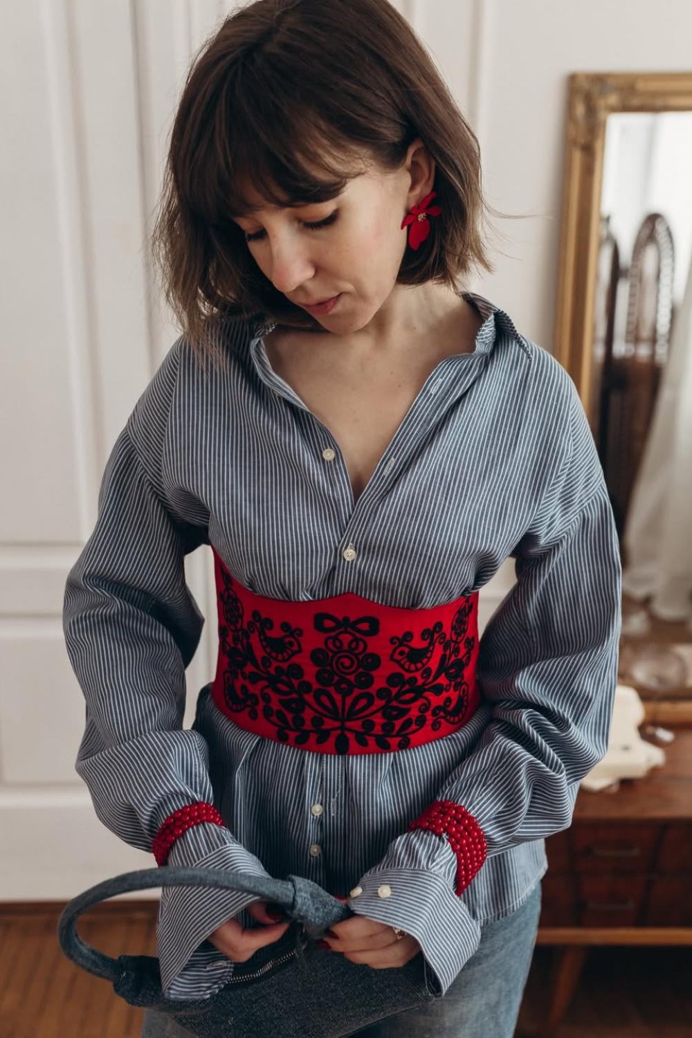 Red corset with black embroidery korset_red_black