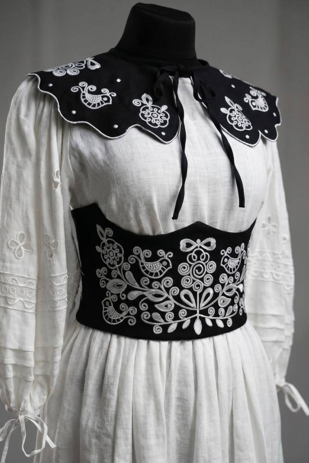 Black corset with white embroidery korset_black_white