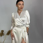 The dress is white satin with a smell of 833