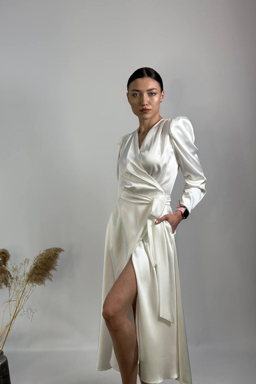 The dress is white satin with a smell of 833