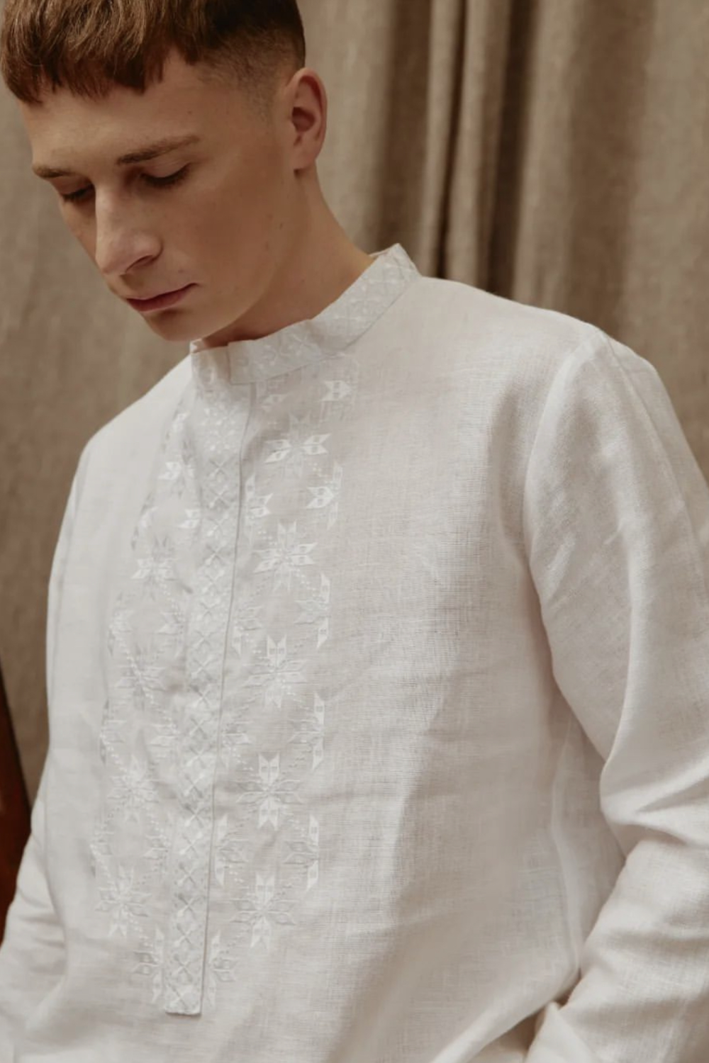 Вишиванка чоловіча лляна біла Білі зорі EMBROIDERED GEM