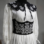 Black corset with white embroidery korset_black_white