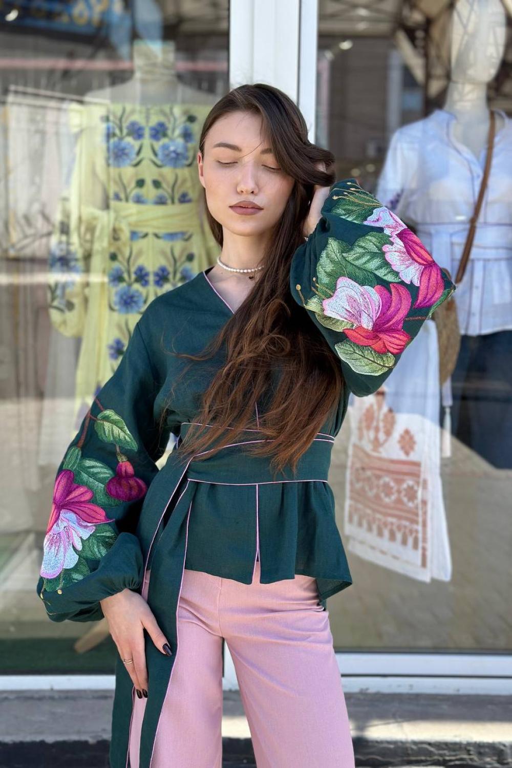 Вишиванка смарагдова дизайнерська на запах EMBROIDERED GEM
