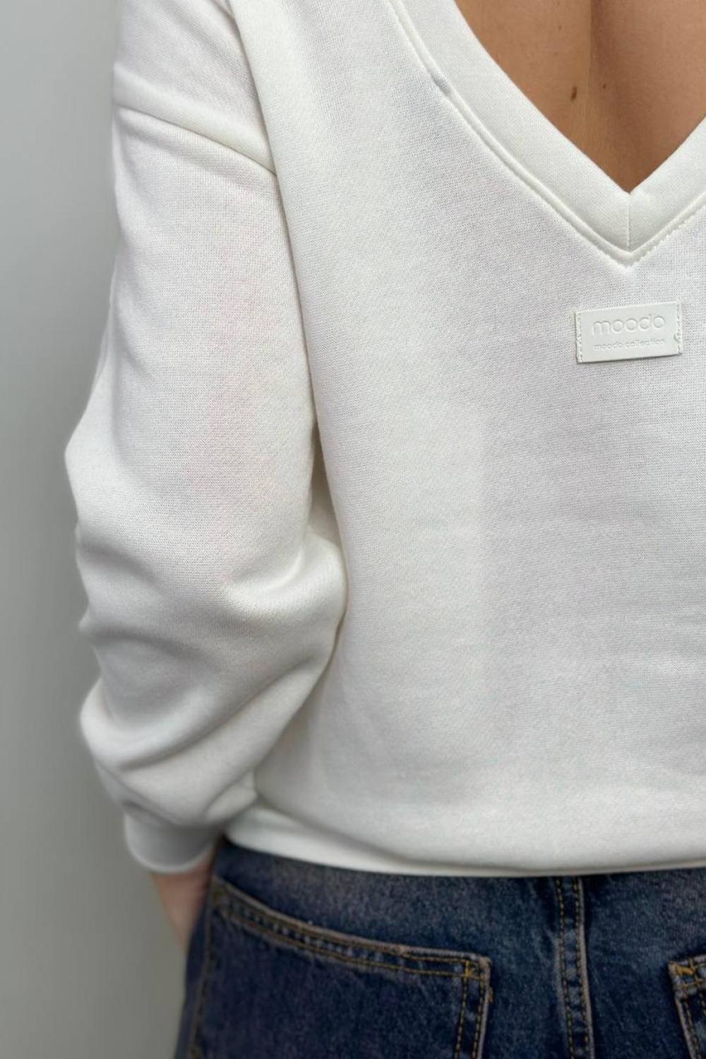 This elegant white sweatshirt by Moodo