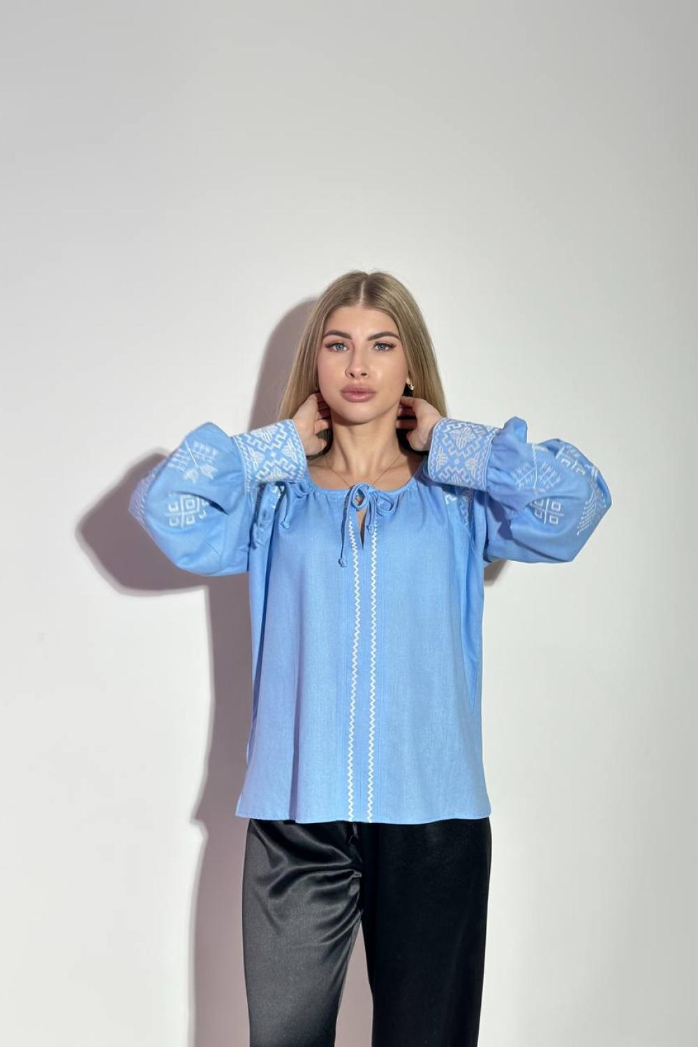 Блакитна вишиванка з білою вишивкою