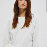 This elegant white sweatshirt by Moodo