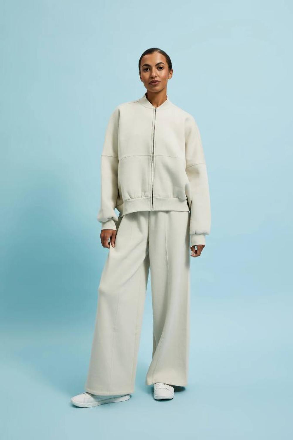 Cream-colored sweater with a zipper