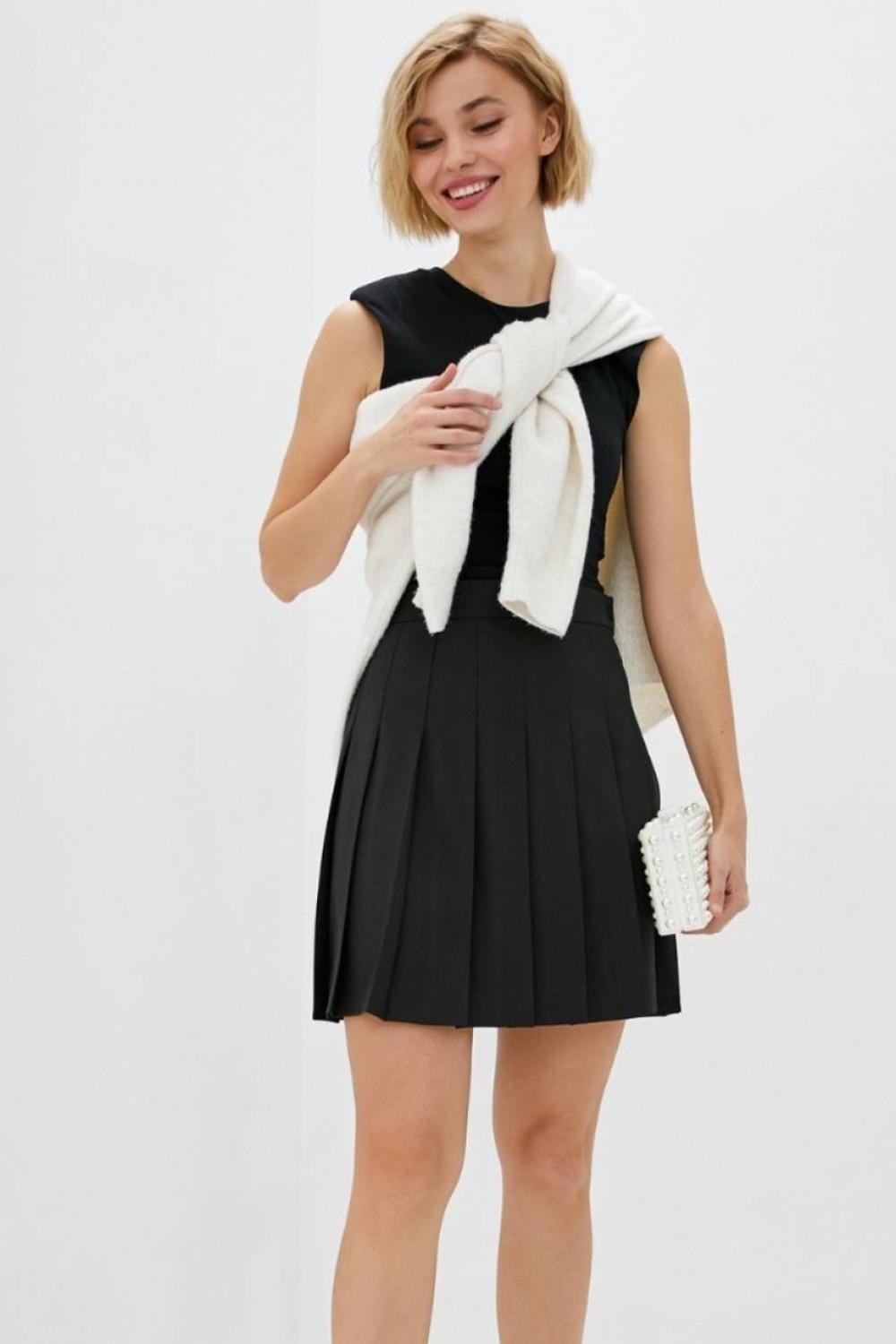 Black pleated mini skirt