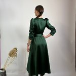The dress is green satin with a smell of 833